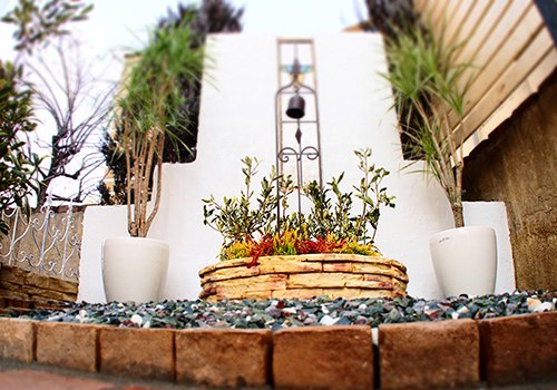 ステンドグラスのある洋風ガーデン