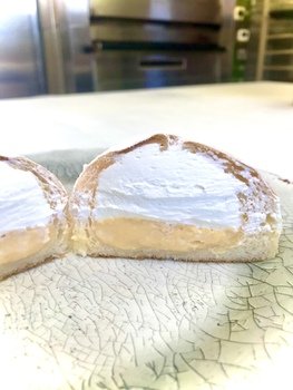 生クリームたっぷりのクリームパンです。