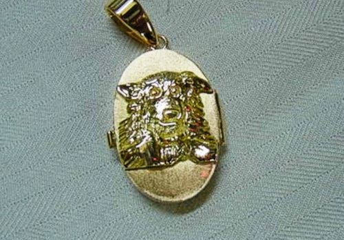 愛するペットの顔をネックレスにすることも。