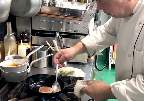 ホテルで30年以上腕を磨いた熟練のシェフが調理しています