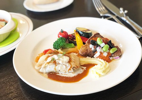 １つのお皿でお肉とお魚の両方楽しめる、人気のよくばりプレート