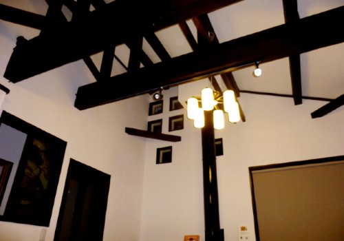 吹き抜けを作り、広々と開放感のある家に。