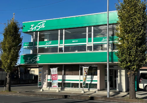 お馴染みのグリーンがキレイな建物です！