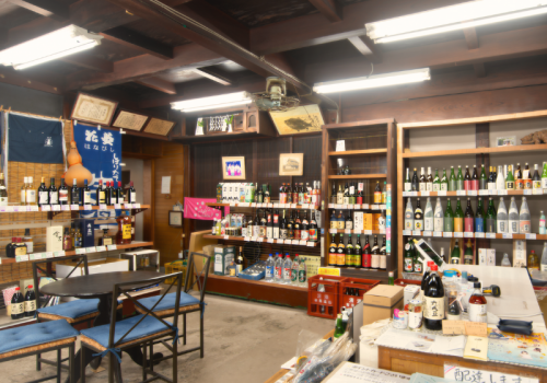 昭和の雰囲気が残る店内でゆっくりお酒をお選びいただけます。