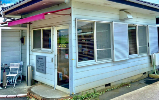 道路から見えづらい位置にありますので電光掲示板を目印にお越しください。