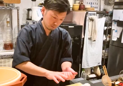 築地で研鑽を積んだ店長が、自ら市場で目利きをした新鮮な食材を使用。