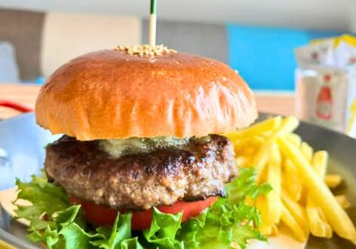 店名にちなんだ72（ナニ）バーガーは人気No.1！