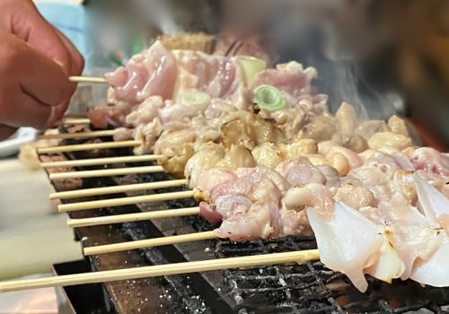 毎日丁寧に串うちしています。焼きたての美味しさは格別です！