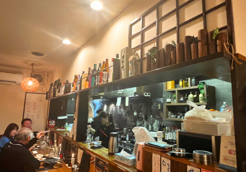 暖簾をくぐると、店内も提灯の灯が点る賑やかな空間が広がります。