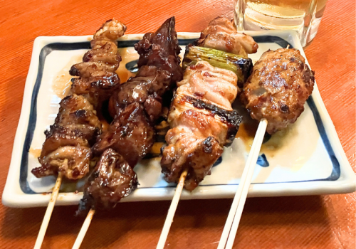 外カリッ、中ジュワッの絶品焼き鳥！秘伝のタレor塩でどうぞ！