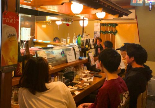 暖簾をくぐると、店内も提灯の灯が点る賑やかな空間が広がります。