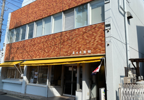 黄色いテントがお店の目印。