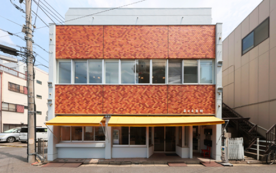 加須駅から徒歩30秒！レトロな建物が目印です