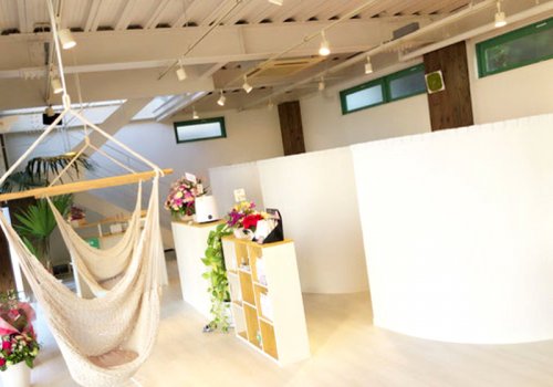 ハンモックがオシャレな店内