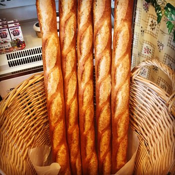 3種類の粉を使用した本格的なフランスパンです。