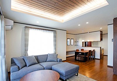 久喜市鷲宮で自然素材を使用したリビングにおしゃれな間接照明のある家